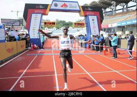 (220515) -- BANGALORE, 15 mai 2022 (Xinhua) -- Nicolas Kipkorir du Kenya traverse la ligne d'arrivée pendant le TCS World 10K Bengaluru la catégorie 10K hommes à Bangalore, Inde le 15 mai 2022. (STR/Xinhua) Banque D'Images