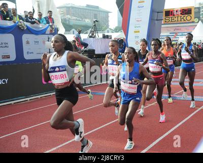 (220515) -- BANGALORE, le 15 mai 2022 (Xinhua) -- les athlètes se disputent pendant la compétition TCS World 10K Bengaluru Women's 10K Category à Bangalore, en Inde, le 15 mai 2022. (STR/Xinhua) Banque D'Images