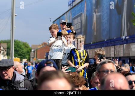 Les fans d'Everton attendent l'arrivée de l'autobus de l'écurie à Liverpool, au Royaume-Uni, le 5/15/2022. (Photo de Conor Molloy/News Images/Sipa USA) Banque D'Images