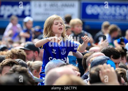 Les fans d'Everton attendent l'arrivée du bus de l'équipe Banque D'Images