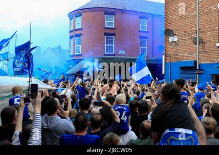 Les fans d'Everton attendent l'arrivée de l'autobus de l'écurie à Liverpool, au Royaume-Uni, le 5/15/2022. (Photo de Conor Molloy/News Images/Sipa USA) Banque D'Images