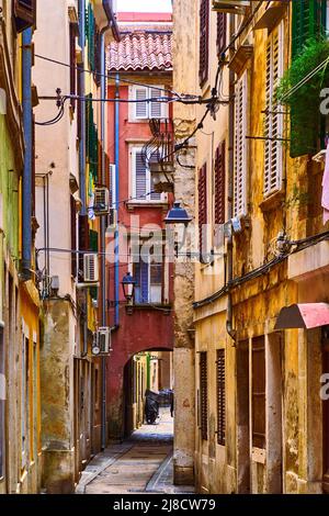 Ruelle étroite colorée aux façades usées de la vieille ville de Piran, en Slovénie Banque D'Images