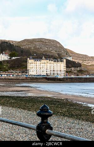 Le Grade II classé, bien placé, Grand Hôtel de six étages à la fin de Llandudno Bay situé au-dessus de la jetée sur un plateau rocheux sur la rive de la mer Banque D'Images