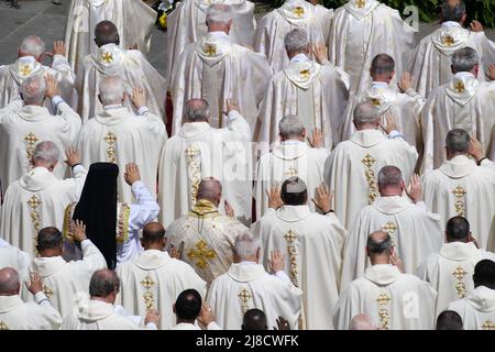 Le pape François mène une messe de canonisation à la place Saint-Pierre, Vatican, le 15 mai 2022, créant 10 nouveaux saints, dont l'ermite français Charles de Foucauld, en présence de plus de 50 000 fidèles du monde entier. Photo par Eric Vandeville/ABACAPRESS.COM Banque D'Images