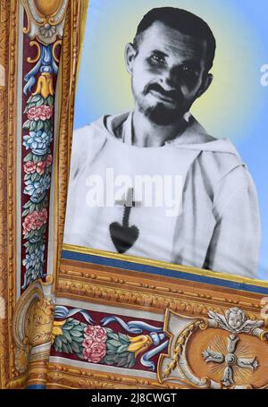 Tapisserie avec le portrait du nouveau Saint Charles de Foucauld français lors d'une messe de canonisation célébrée par le Pape François sur la place Saint-Pierre, Vatican, le 15 mai 2022, créant 10 nouveaux saints en présence de plus de 50, 000 fidèles du monde entier. Photo par Eric Vandeville/ABACAPRESS.COM Banque D'Images