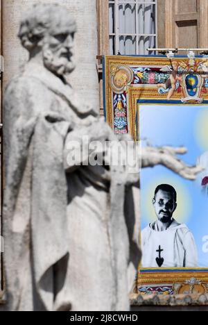 Tapisserie avec le portrait du nouveau Saint Charles de Foucauld français lors d'une messe de canonisation célébrée par le Pape François sur la place Saint-Pierre, Vatican, le 15 mai 2022, créant 10 nouveaux saints en présence de plus de 50, 000 fidèles du monde entier. Photo par Eric Vandeville/ABACAPRESS.COM Banque D'Images