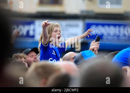 Les fans d'Everton attendent l'arrivée du bus de l'équipe Banque D'Images