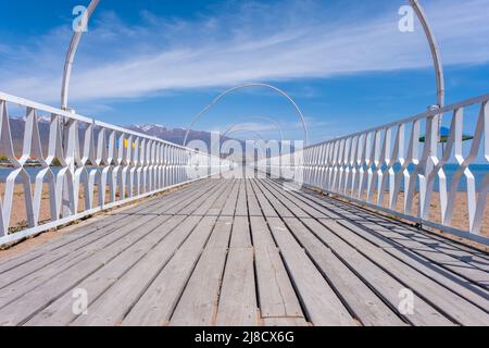 Le lac Issyk-Kul est le deuxième plus grand lac de montagne au monde au Kirghizistan en une journée ensoleillée au printemps. Banque D'Images