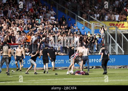 TILBURG - troubles après le match hollandais entre Willem II et le FC Utrecht au stade Koning Willem II le 15 mai 2022 à Tilburg, pays-Bas. AP Banque D'Images