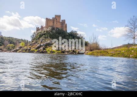 Vue depuis les rives du fleuve Tajo vers le château d'Almourol, situé au milieu d'une île. Centre du Portugal Banque D'Images