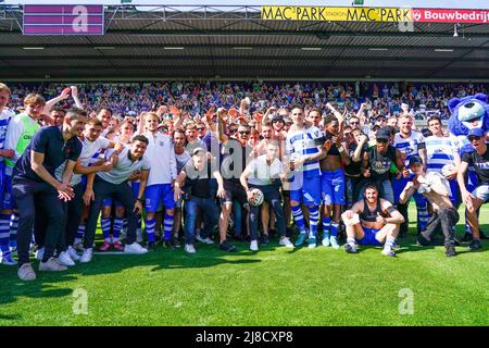 ZWOLLE, PAYS-BAS - MAI 15 : Kostas Lamprou de PEC Zwolle, Bram van Polen de PEC Zwolle, Yuta Nakayama de PEC Zwolle, Kenneth Paal de PEC Zwolle, Gervaneer Kastaneer de PEC Zwolle, Pelle Clement de PEC Zwolle, Daishawn Redan de PEC Zwolle, Thomas van Zwolle, PEC Mees de WIT de PEC Zwolle, Thomas Beelen de PEC Zwolle, Jasper Schendelaar de PEC Zwolle, Mike Hauptmeijer de PEC Zwolle, Siemen Voet de PEC Zwolle, Slobodan Tedic de PEC Zwolle, Rico Strieder de PEC Zwolle, Max de Waal de PEC Zwolle, EPEC Zwolle, EPEC Zwolnano Zwolle, Maikel van der Werff de PEC Zwolle, Sai van Wermeskerken de Banque D'Images