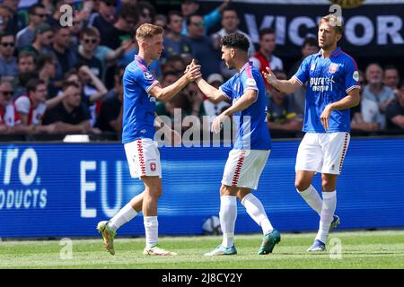 ROTTERDAM, PAYS-BAS - MAI 15: Gijs Smal du FC Twente fête avec Dimitris Limnios du FC Twente après avoir marquant ses côtés deuxième but lors du match néerlandais Eredivisiie entre Feyenoord et FC Twente au Stadion Feijenoord le 15 mai 2022 à Rotterdam, pays-Bas (photo par Herman Dingler/Orange Pictures) Banque D'Images