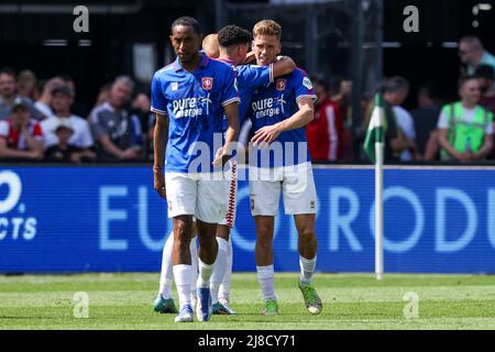 ROTTERDAM, PAYS-BAS - MAI 15: Gijs Smal du FC Twente fête avec Dimitris Limnios du FC Twente après avoir marquant ses côtés deuxième but lors du match néerlandais Eredivisiie entre Feyenoord et FC Twente au Stadion Feijenoord le 15 mai 2022 à Rotterdam, pays-Bas (photo par Herman Dingler/Orange Pictures) Banque D'Images