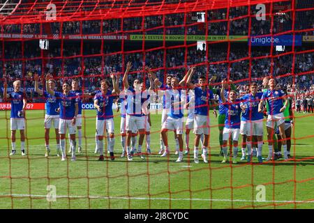 ROTTERDAM, PAYS-BAS - MAI 15 : Gijs Smal du FC Twente, Julio Pleguezuelo du FC Twente, Kik Pierie du FC Twente, Ramiz Zerrouki du FC Twente, Michel Vlap du FC Twente, Mees Hilgers du FC Twente, Michal Sadilek du FC Twente, Manfred Ugalde du FC Twente et Vaclav Cerny du FC Twente fêtent leur victoire lors du match hollandais entre Feyenoord et FC Twente au Stadion Feijenoord le 15 mai 2022 à Rotterdam, pays-Bas (photo de Herman Dingler/Orange Pictures) Banque D'Images