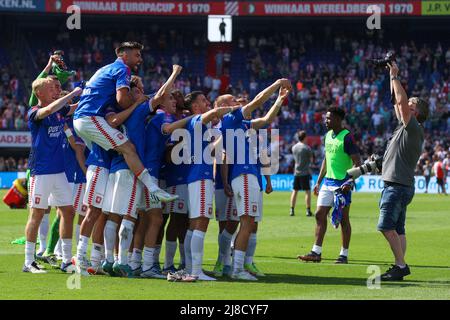 ROTTERDAM, PAYS-BAS - MAI 15 : Gijs Smal du FC Twente, Julio Pleguezuelo du FC Twente, Kik Pierie du FC Twente, Ramiz Zerrouki du FC Twente, Michel Vlap du FC Twente, Mees Hilgers du FC Twente, Michal Sadilek du FC Twente, Manfred Ugalde du FC Twente et Vaclav Cerny du FC Twente fêtent leur victoire lors du match hollandais entre Feyenoord et FC Twente au Stadion Feijenoord le 15 mai 2022 à Rotterdam, pays-Bas (photo de Herman Dingler/Orange Pictures) Banque D'Images