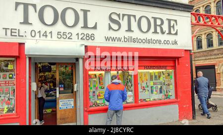 Glasgow, Écosse, Royaume-Uni 15th mai 2022. Marché de Barras plus doux avec peu de personnes et de shopping amélioré sont allés les stands de sac de puces et beaucoup de magasins comme les locaux avec peu de ses clients pauvres traditionnels.Bills magasin d'outils célèbre pour les nerds d'outils de toute la ville. Crédit Gerard Ferry/Alay Live News Banque D'Images