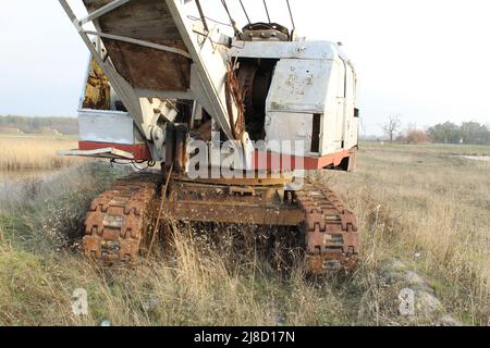 Pelle abandonnée dans la steppe Banque D'Images