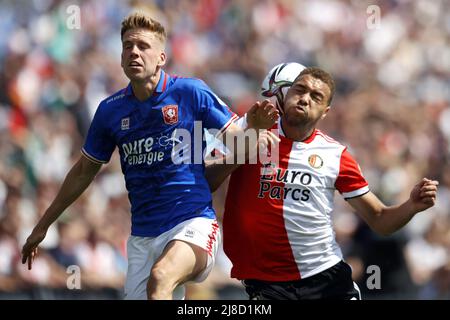 ROTTERDAM - (lr) Gijs Smal du FC Twente, Cyriel Dessers de Feyenoord pendant le match néerlandais Eredivisie entre Feyenoord et le FC Twente au stade Feyenoord de Kuip le 15 mai 2022 à Rotterdam, pays-Bas. ANP PIETER STAM DE YOUNG Banque D'Images