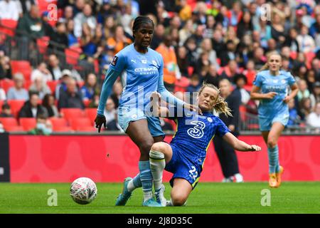 LONDRES, ROYAUME-UNI. MAI 15th Khadija Shaw de Manchester City bataille pour possession avec Erin Cuthbert de Chelsea lors de la finale de la coupe féminine FA entre Chelsea et Manchester City au stade Wembley, Londres, le dimanche 15th mai 2022. (Credit: Ivan Yordanov | MI News) Credit: MI News & Sport /Alay Live News Banque D'Images