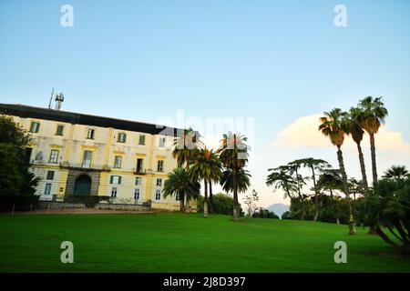 Le musée Capodimonte est entouré d'un parc public à Naples, en Italie. Banque D'Images