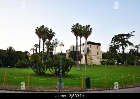 Le musée Capodimonte est entouré d'un parc public à Naples, en Italie. Banque D'Images