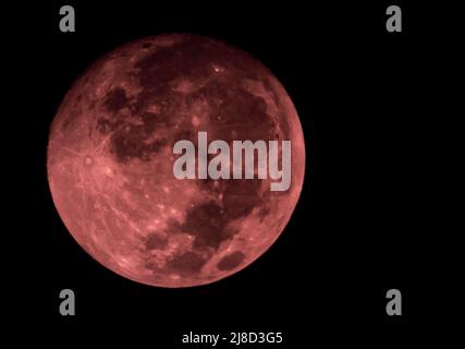 Rio de Janeiro, Brésil. 15 mai 2022, Rio de Janeiro, Rio de Janeiro, Brésil: (INT) Lune lunaire éclipse-sang vue à Rio de Janeiro. 15 mai 2022, Rio de Janeiro, Brésil: Une vue privilégiée de l'éclipse lunaire totale est vue à Rio de Janeiro le dimanche (15.) Le phénomène rare est également appelé la Lune de sang, en raison de la teinte rouge que la surface lunaire semblent avoir autour de 1 heures..Credit: Erica Martin/Thenews2 (Credit image: © Erica Martin/TheNEWS2 via ZUMA Press Wire) Credit: ZUMA Press, Inc./Alay Live News Banque D'Images