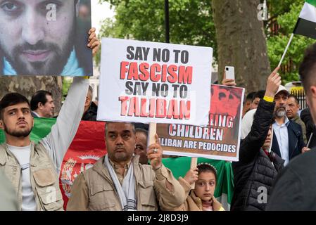 Whitehall, Westminster, Londres, Royaume-Uni. 15th mai 2022. Des manifestants manifestent à Londres contre les actions des talibans sur les questions des droits de l'homme en Afghanistan après le départ des forces militaires occidentales. Dites non au message fasciste sur la plaque Banque D'Images