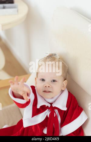 Enfant fille vêtue de la robe de noël avec implants cochléaires s'amuser à la maison - aide auditive et technologies innovantes pour le traitement de la surdité Banque D'Images