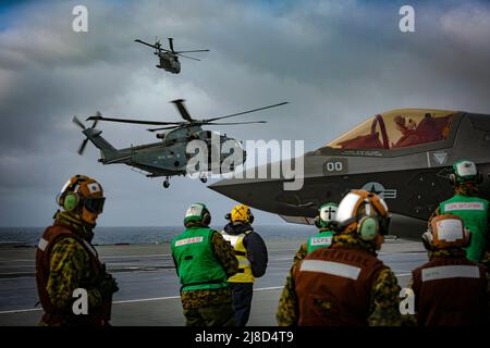 Les équipages de vol du corps des Marines des États-Unis préparent un F-35B Lightning II, attaché aux vengeurs de Wake Island de l'escadron d'attaque de chasseurs de Marine 211, pour le lancement à partir du pont de vol du porte-avions de la Marine royale britannique HMS Queen Elizabeth lors d'un exercice de défense aérienne, le 27 septembre, 2020 exploitation en mer du Nord. Banque D'Images