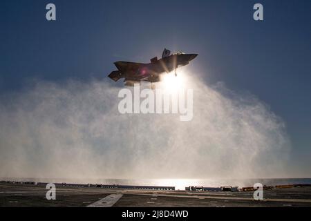 Un avion de chasse F-35B Lightning II du corps des Marines des États-Unis, attaché aux lanterneaux volants de l'escadron d'attaque de chasseurs marins 122, effectue un atterrissage vertical sur le pont de vol du navire d'assaut amphibie de classe Wasp USS Makin Island, le 6 février 2022 opérant sur l'océan Pacifique. Banque D'Images