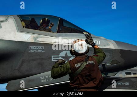 Un avion de chasse F-35B Lightning II du corps des Marines des États-Unis, attaché aux dragons du Marine Medium Tiltrotor Squadron 265, doit être lancé à partir du pont de vol du navire d'assaut amphibie de classe américaine USS America, le 23 mars 2020 opérant sur la mer des Philippines. Banque D'Images