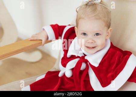 Enfant fille vêtue de la robe de noël avec implants cochléaires s'amuser à la maison - aide auditive et technologies innovantes pour le traitement de la surdité Banque D'Images