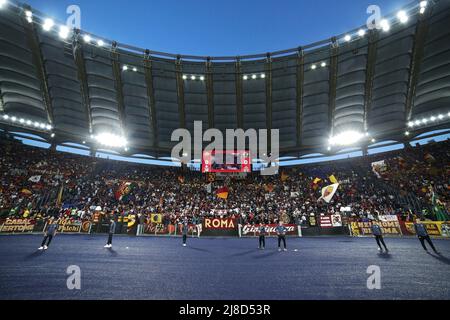 Roma Supporters pendant le championnat italien Serie Un match de football entre AS Roma et Venezia FC le 14 mai 2022 au Stadio Olimpico à Rome, Italie - photo Federico Proietti / DPPI Banque D'Images