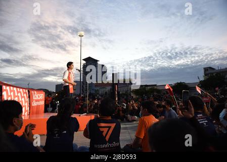 Parit Wacharasindhu, responsable de la campagne de communication et de politique le Parti aller de l'avant, discours pour aider le candidat à l'élection du gouverneur de Bangkok, Wiroj Lakkhanaadisorn, représentant du Parti aller de l'avant, numéro 1, à avoir l'occasion de diriger le gouvernement de Bangkok, au Monument de la Statue du Roi Taksin (Wong Wian Yai) Thonburi, Bangkok, le 14 mai, 2022. (Photo de Teera Noisakran / Pacific Press) Banque D'Images