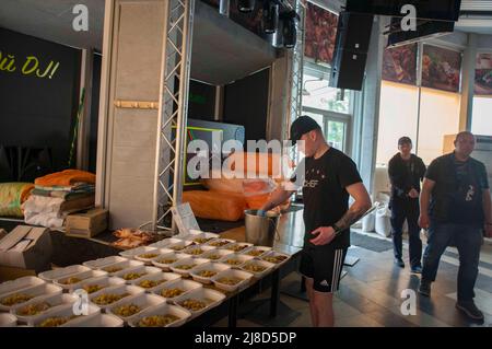 Kharkiv, Ukraine. 15th mai 2022. Volontaires de l'industrie de restaurant Kharkiv, préparer de la nourriture pour les personnes dans le besoin, qui ont perdu des revenus ou la posiblité de cuisiner, à la suite de l'invasion russe et de la destruction de la ville. Les bénévoles font des milliers de portions chaque jour. Credit: Gusty/Alay Live News Credit: Gusty/Alay Live News Banque D'Images