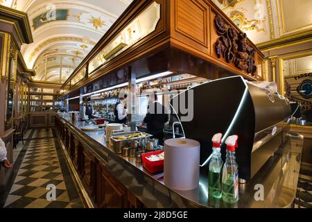 Vue intérieure sur la Caffé Cordina historique de la Valette Banque D'Images