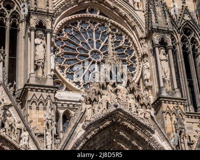 L'image est de la célèbre cathédrale notre Dame des Reims datant du 13th siècle, célèbre pour son association avec Jeanne d'Arc, qui surplombe la place de la ville. Banque D'Images