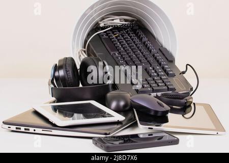 Bac de recyclage et ancienne tablette numérique, téléphone portable, casque, cordons et appareils électroniques. Obsolescence planifiée, déchets électroniques, déchets électroniques pour réutilisation Banque D'Images