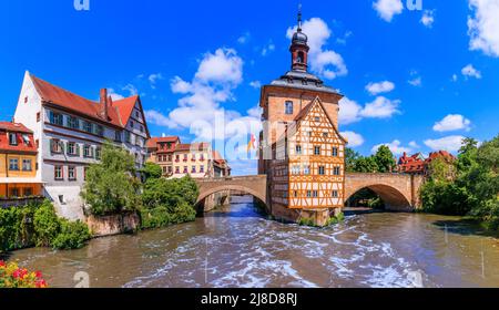 Bamberg, Allemagne. Hôtel de ville de Bamberg (Altes Rathaus) avec deux ponts sur le fleuve Regnitz. Banque D'Images