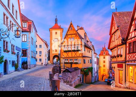 Rothenburg ob der Tauber, Bavière, Allemagne. Ville médiévale de Rothenburg la nuit. Plonlein (petite place) et les deux tours du mur de la vieille ville. Banque D'Images