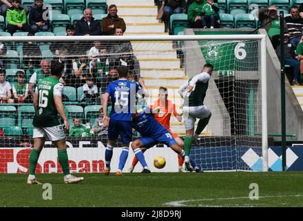 Easter Road Stadium, Edinburgh.Scotland UK.15th May 22 Hibernian vs St Johnstone Cinch Premiership Match. L'avant de Hibs, James Scott, tire à la maison son but 2nd et Hibs 3rd contre St Johnstone crédit: eric mccowat/Alay Live News Banque D'Images