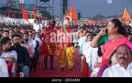 Des hommes vêtus de Dieu singe hindou Hanuman et de dieu hindou RAM posent pour une photo au rassemblement Shiv Sena. Le rassemblement a marqué le début de la deuxième phase du programme de sensibilisation du parti 'vih Sampark Abhiyan' avec les électeurs et les karyakartas (travailleurs). (Photo par Ashish Vaishnav / SOPA Images/Sipa USA) Banque D'Images