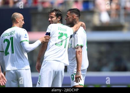 Gianluca Scamacca (Sassuolo)Gian Marco Ferrari (Sassuolo)Vlad Chiriches (Sassuolo) célèbre après avoir marquant le premier but de son équipe Lors de la série italienne Un match entre Bologne 1-3 Sassuolo au stade Renato Dall Ara le 15 mai 2022 à Bologne, Italie. (Photo de Maurizio Borsari/AFLO) Banque D'Images