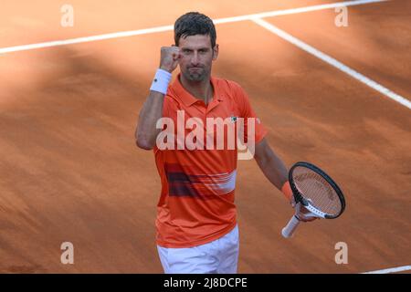 Rome, Italie. 15th mai 2022. Novak Djokovic de Serbie célèbre avec le trophée à la fin de son match final contre Stefanos Tsitsipas de Grèce au tournoi de tennis Internazionali BNL d'Italia à Foro Italico à Rome, Italie, le 15th mai 2022. Photo Antonietta Baldassarre/Insidefoto Credit: Insidefoto srl/Alay Live News Banque D'Images