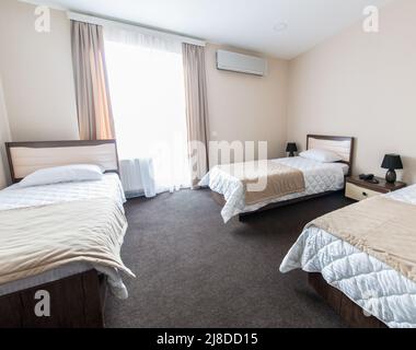 La chambre triple dans cet hôtel moderne Banque D'Images