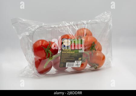 Kiev, Ukraine - 27 mars 2021: Studio Shoot de l'emballage en plastique ukrainien de tomates cerises cocktail Hordiy gros plan sur fond blanc. Banque D'Images