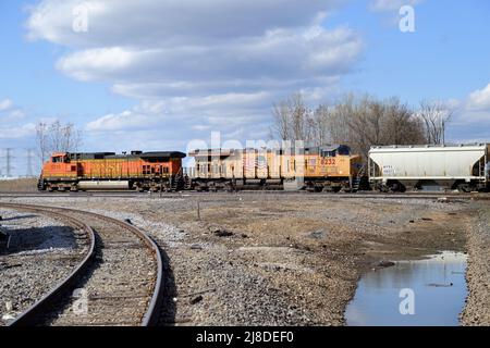 Elgin, Illinois, États-Unis. Deux locomotives hors route dirigent un train de marchandises à travers une jonction de chemin de fer à l'ouest de Chicago. Banque D'Images