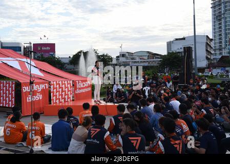 Bangkok, Thaïlande. 14th mai 2022. Atmosphère du discours de Wiroj Lakkhanaadisorn candidat au poste de gouverneur de Bangkok, représentant du parti Move Forward, numéro 1 au Monument de la Statue du Roi Taksin (Wong Wian Yai) Thonburi, Bangkok, le 14 mai 2022. (Credit image: © Teera Noisakran/Pacific Press via ZUMA Press Wire) Banque D'Images