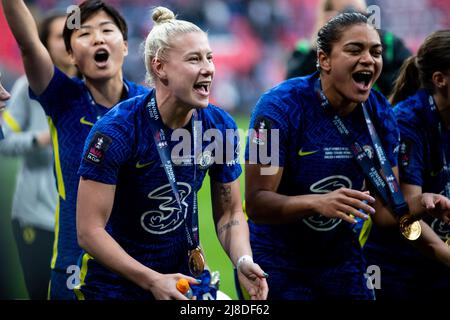 Londres, Royaume-Uni. 15th mai 2022. Bethany England (9 Chelsea) et Jess carter (7 Chelsea) après avoir remporté le match de finale de la coupe Vitality Womens FA entre Manchester City et Chelsea au stade Wembley à Londres, en Angleterre. Liam Asman/SPP crédit: SPP Sport presse photo. /Alamy Live News Banque D'Images