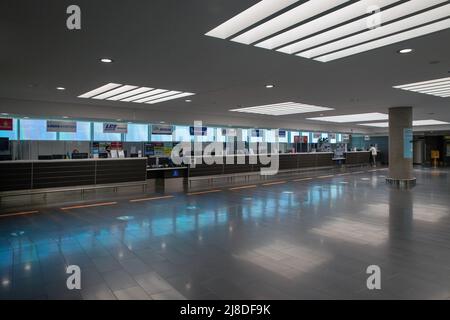 Larnaca, Chypre - 31 mai 2021 : les gens visitent les comptoirs d'enregistrement des vols à l'aéroport international Glafcos Clerides Larnaca. Larnaca est le t Banque D'Images